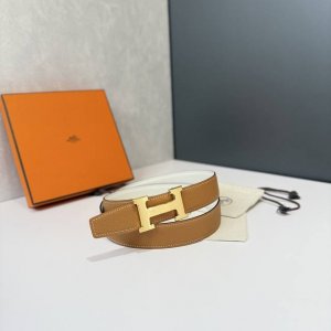 特 爱马仕HermèS男款腰带以其精湛的工艺、高品质的材料和经典的设计而备受推崇，是男士时尚配饰中的顶级选择。最具标志性的设计是带有“H”标志的扣头，简约大气且