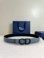 Dior 这款双面腰带结合典雅气质与摩登风范。双面均采用粒面牛皮革精心制作，一面为黑色，另一面为中国红、可搭配各式 35 毫米腰带扣，更添精致，打造富有个性特色