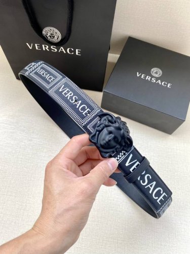 宽度4.0Cm Versace 范思哲 此款Palazzo腰带采用牛皮革面料制作，并饰有Le Pop Classique图案印花和标志性的美杜莎五金配件。