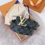 特 ：配送专柜全套礼盒包装。 Lv 40 毫米双面腰带将 帆布和柔软小牛皮分饰两面，以摩登视角重绎路易威登的经典设计，更有 Lv 字母搭扣绘上标志性一笔。搭提供