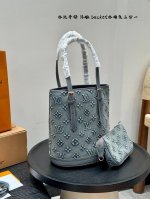 礼盒包装 Lv 丹宁牛仔浮雕款Bucket水桶包二合一 Match系列 腋下包 中古 Vintage包包搭配零钱包 单肩斜挎背这款包看着简单， 搭配起来特别有范
