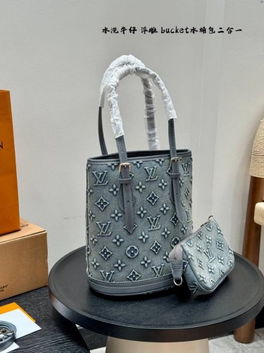 礼盒包装 Lv 丹宁牛仔浮雕款Bucket水桶包二合一 Match系列 腋下包 中古 Vintage包包搭配零钱包 单肩斜挎背这款包看着简单， 搭配起来特别有范