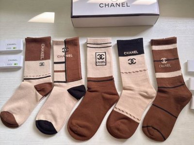特 Chanel 香奈儿香奶奶家新品女款袜子 一盒五双 纯棉材质，柔软舒适透气，提花经典品牌全称Logo，炒鸡Nice，大牌出街，潮人必备超好搭