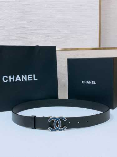 Chanel经典双C皮带腰带新款牛仔扣搭配小牛皮皮带身，质感满分，简直身春日里的点睛之笔，皮带直径3.0Cm