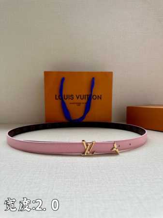 本款2.0宽 Pretty Lv 双面腰带凝聚路易威登的奇巧匠艺。由 Monogram 花卉取下的部分点缀末端，与 Lv 字母搭扣共同闪烁金属光泽，细腻皮革和 - 点击图像关闭