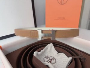 特 P160 春天的色调 -Her～Mes 系列腰带推出丰富多彩的皮革组合。明亮.温暖或自然的颜色，每种色调以纤细造型环绕腰间，迷你金属扣为点睛细节，为日常风格