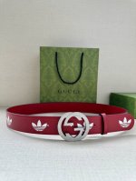 宽带4.0Cm Gucci 作为adidas X Gucci联名系列之一，这款皮革腰带饰有gucci Trefoil印花。Adidas和gucci大胆探索联名系
