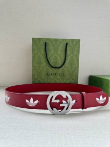宽带4.0Cm Gucci 作为adidas X Gucci联名系列之一，这款皮革腰带饰有gucci Trefoil印花。Adidas和gucci大胆探索联名系
