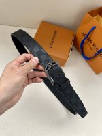 Slender 35 毫米腰带宽度较窄，造型经典，令商务服装更显别致。中性色调优雅迷人，双面设计确保多样功能。此款单品由质地细腻的 Epi 皮革和牛皮革裁制而成