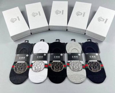 特 Versace 范思哲新品男款隐形船袜 一盒五双 纯棉材质织造，超柔软舒适，提花经典美人头标志，完全彰显该品牌男士的低调奢华风格，永不落幕的极简五色：黑、藏