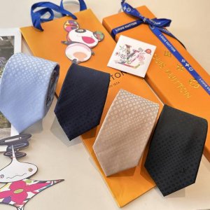 专柜同歩精致的小Logo暗纹提花，低调奢华大气的配色，这款领带将Lv标志性的Damier图案以同色调手法演绎的更显雅致风范。让男士可以充分展示自己个性。100%