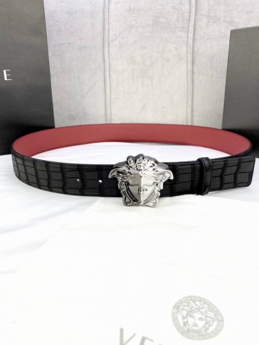 宽度4.0Cm Versace 范思哲 采用精挑细选进口牛皮，此款鹿皮腰带配有醒目的美杜莎头像搭扣，可为任何造型增添几分立体雅致效果。
