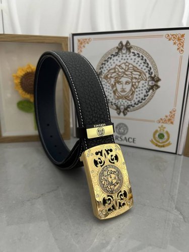 品名：Versace.范思哲 材质：原单牛皮腰带 百分百头层牛皮腰带保证真皮，24K纯钢扣，专柜原单品质、做工精细，时尚大牌，送人自用首选 包装： 请认准如图专