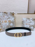 D Ior Montaigne *Cd*腰带 饰有*Christian Dior*标志 富有光泽的金色饰面金属细节 两个可拆卸环 小牛皮腰带 3.4Cm
