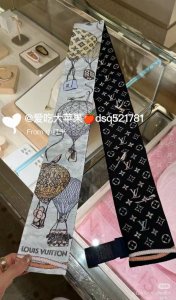 Lv飘带Upandaway桑蚕丝束发带描绘热气球携带皮具升空的诗意之景，遥望路易威登2012年的旅行之约广告。翻转即现经典Monogram图案，奏响一阙礼赞旅行
