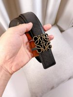 特 Loewe 罗意威 专柜最新同款腰带 双面头层牛皮 正反面两穿腰带 选用压纹丝绸牛皮革制成 反复anagram图案 配有loewe Anagram针扣 男神