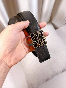 特 Loewe 罗意威 专柜最新同款腰带 双面头层牛皮 正反面两穿腰带 选用压纹丝绸牛皮革制成 反复anagram图案 配有loewe Anagram针扣 男神