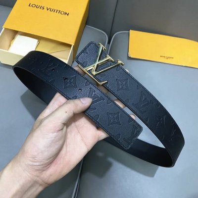 寬度：40Mm Lv Pyrmide Truck L Oeii雙面腰帶 驢家 海外原單代特供 面為進口小牛皮壓飾有標誌性品牌圖案效果工藝 原廠配色柔軟小牛皮底