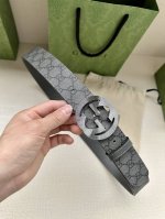 宽度3.8Cm Gucci Gg Marmont系列每一季都会推陈出新，为灵感源于70年代的标志性gg配件注入现代精髓。这款灰色和黑色gg Supreme帆布腰