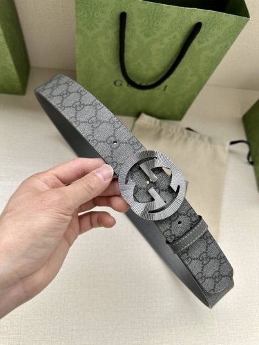 宽度3.8Cm Gucci Gg Marmont系列每一季都会推陈出新，为灵感源于70年代的标志性gg配件注入现代精髓。这款灰色和黑色gg Supreme帆布腰