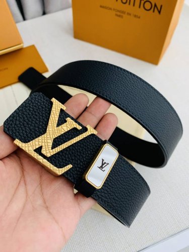 品名： Lv..路易..威登原单 型号：经典挂扣，纯钢材质十字纹扣头，图片实物拍摄 材料：头层牛皮，挂扣系列，纯钢质扣头，钯镀电镀工艺永不掉色。