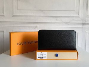 颜色 黑尺寸 19X10经典单拉十字纹这款设计实用的Monogram帆布皮夹以拉链开合，可装纸币，零钱和证件等。8个信用卡卡槽- 开放式纸币隔层- 拉链零钱隔层