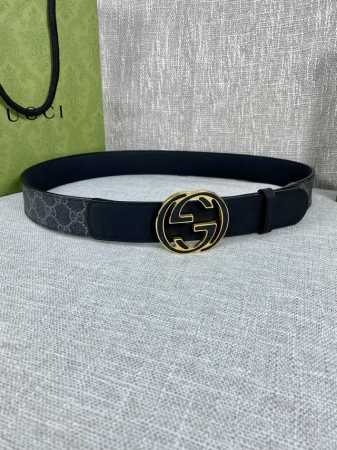 宽度4.0Cm Gucci 这款腰带在春夏系列中惊艳亮相，采用以标志性米色 乌木色组合呈现的品牌双G精品钢扣字母交织图案，与黑色皮革材质相得益彰。双G搭扣采用做 - 点击图像关闭