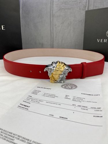 特 宽度4.0Cm Versace 范思哲 此款柔软的皮带饰有金、银双色3D美杜莎腰带扣，可搭配正装或休闲牛仔装。
