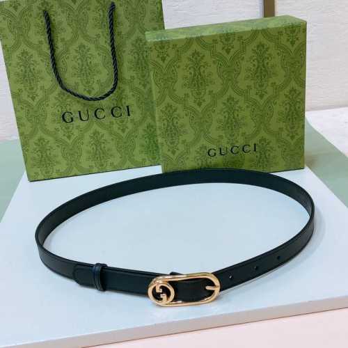 gucci 这款腰带采用Gsupremepvc制作 匠心点缀品牌标志性的双G 元素 彰显品牌的马术传承 背面再添方形搭扣 演绎出众造型2.0Cm