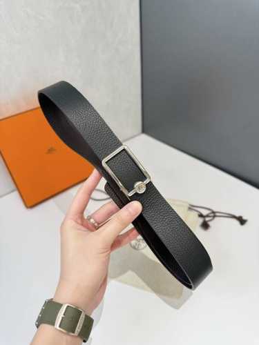 爱马仕 HermèS 腰带是奢侈品牌爱马仕的经典配饰之一，以其高品质的皮革、精湛的工艺和标志性的设计闻名。 自动平滑扣腰带 精钢五金 搭配原版皮腰带身 长度可调
