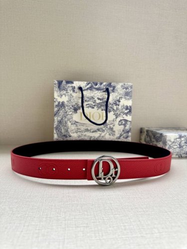 宽度3.5Cm Dior 这款金属覆层黄铜腰带扣是春季系列新品，致敬经典的 Oblique 图案。可与各式 35 毫米腰带搭配，彰显优雅气质与视觉风格。 DDD