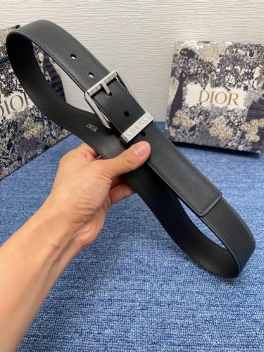 Dior迪奥腰带擦色工艺搭配黑色粒面牛皮革里料，金属覆层黄铜腰带扣设计，镌刻有“Dior”标志，巧妙地提升格调，宽3.5Cm