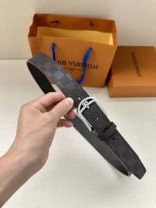 Slender 35 毫米腰带宽度较窄，造型经典，令商务服装更显别致。中性色调优雅迷人，双面设计确保多样功能。此款单品由质地细腻的 Epi 皮革和牛皮革裁制而成