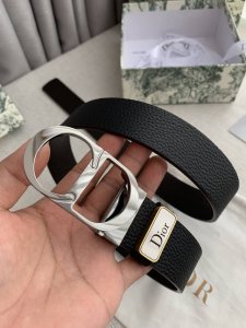 品名：迪奥. Dior.原单 型号：挂扣，原版经典挂扣，实物拍摄，头层牛皮 材料：百分百头层牛皮，保证真皮。双面可用专柜同等质量，原版经典双面荔枝纹，黑咖，枪色