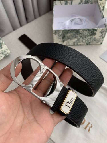 品名：迪奥. Dior.原单 型号：挂扣，原版经典挂扣，实物拍摄，头层牛皮 材料：百分百头层牛皮，保证真皮。双面可用专柜同等质量，原版经典双面荔枝纹，黑咖，枪色