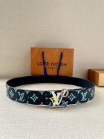 特 4.0宽 Lv Shape 双面腰带以 Monogram Playground 帆布展现经典元素的当代姿采，尽释皮具系列的盎然活力。牛皮革增添沉稳一面，Lv