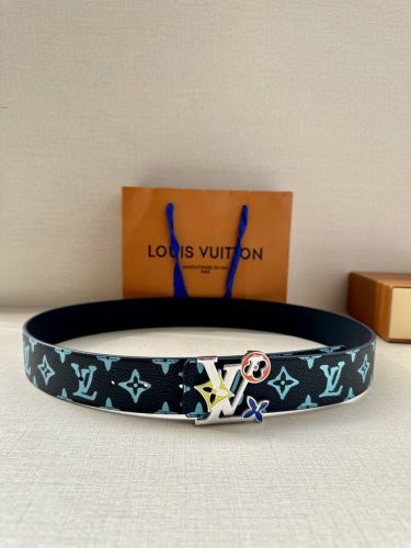 特 4.0宽 Lv Shape 双面腰带以 Monogram Playground 帆布展现经典元素的当代姿采，尽释皮具系列的盎然活力。牛皮革增添沉稳一面，Lv