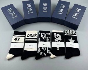 特 Dior 迪奥D家新品女款中筒袜子 一盒五双 纯棉材质，上脚柔软舒适，满满的老花经典Logo，炒鸡Nice大牌出街，潮人必备超好搭