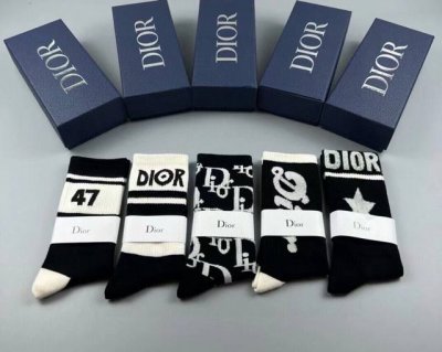 特 Dior 迪奥D家新品女款中筒袜子 一盒五双 纯棉材质，上脚柔软舒适，满满的老花经典Logo，炒鸡Nice大牌出街，潮人必备超好搭