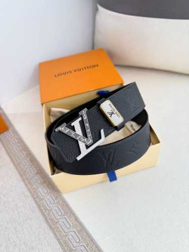 品名： Lv..路易..威登腰带皮带原单 型号：挂扣，经典纯钢材质镶钻挂扣，头层牛皮，图片实物拍摄 材料：头层牛皮，挂扣系列，纯钢材质扣头，钯镀电镀工艺永不掉色