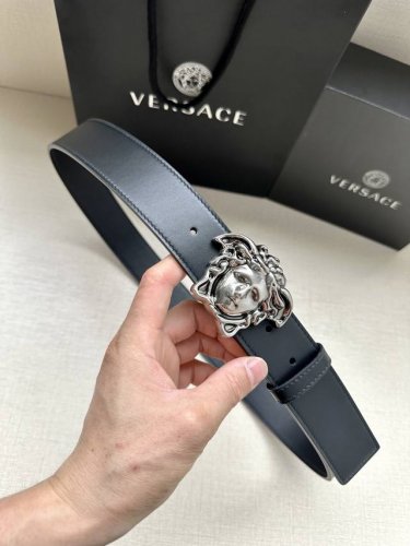 宽度4.0Cm Versaec 范思哲 此款时尚腰带由柔软的小牛皮革制成，饰有立体美杜莎！扣头五金采用真空电镀 。