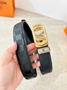 品名：Lv..路易..威登 腰带原单自动带 皮带 DDD 型号：自动扣，纯钢材质自动扣，头层牛皮自动带身，实物拍摄 DDD 材料：百分百头层牛皮，保证真皮。24