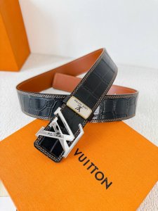 品名： Lv..路易..威登腰带皮带原单 型号：挂扣，经典纯钢材质挂扣，头层牛皮，图片实物拍摄 材料：头层牛皮，挂扣系列，纯钢材质扣头，钯镀电镀工艺永不掉色。原