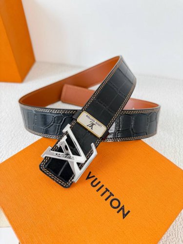 品名： Lv..路易..威登腰带皮带原单 型号：挂扣，经典纯钢材质挂扣，头层牛皮，图片实物拍摄 材料：头层牛皮，挂扣系列，纯钢材质扣头，钯镀电镀工艺永不掉色。原