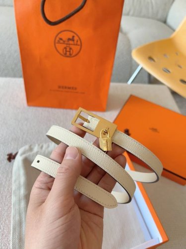 爱马仕 Hermes 针扣序列官网同步。Swift和Epsom小牛皮双面皮腰带，搭配金属皮带扣。 Lucky腰带配有标志性挂锁，挂锁在皮带扣下方优雅摆动，打造出
