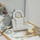 Lady D.Ior Mini17Cm M3002白色 尺寸:17 X 15 X 7 Cm 。 这款 Lady 手袋集中体现了 对典雅和美丽的深刻洞见。高雅经典