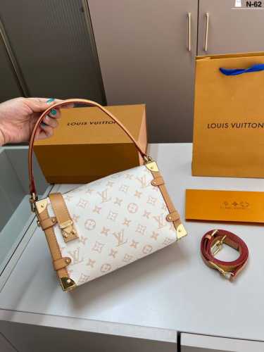 芯片版本 谷爱凌同款 秀款 小箱子 Lv Side Trunk 新款燕麦沙丘色 盒子包 箱子包24新款！是软软箱子 很多精致的小细节在里面N-62尺寸23×16