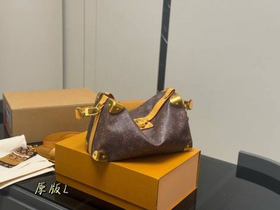 全套包装 Lv Soul Trunk East West 盒子包 磁扣开合方便取放主隔层物品，可拆卸皮革手柄和可拆卸并调节的肩带实现手拎、肩背和斜挎。 尺寸:3