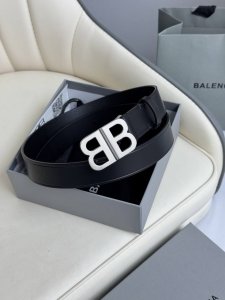 巴黎世家 Balenciaga 宽度3.0Cm 是法国的奢侈品牌，作为时尚界最具影响力品牌之一的地位。设计师源于：都市时尚潮流独特的设计风格，采用进口小牛皮制作