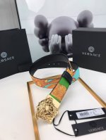 此款双面腰带采用优质Saffiano皮革制作，并饰有Bondage印花，散发品牌深厚的传统底蕴。腰带配有一枚3D美杜莎腰带扣。4.0Cm宽